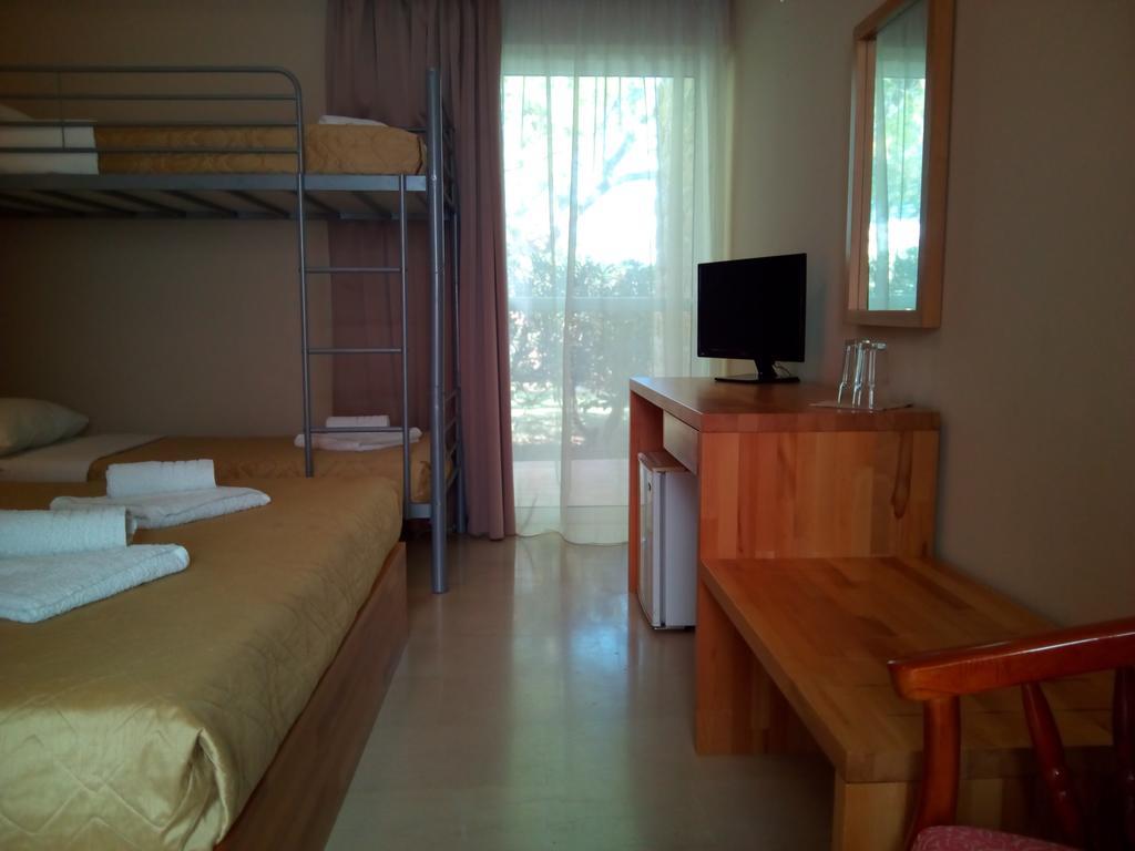 Marzi Beach And Bungalows Hotel Kokóni Szoba fotó
